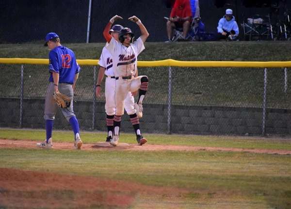 Medford Mustangs 2022 runner flexes