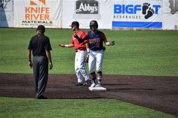 Medford Mustangs 2022 runner at second base