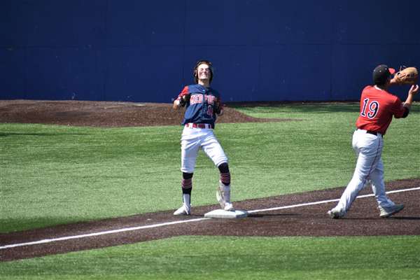 Medford Mustangs 2022 safe at first