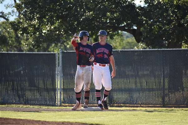 Medford Mustangs 2022 teammates on base