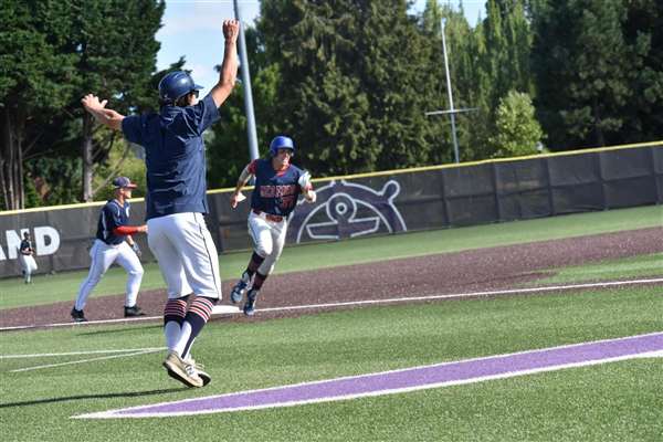 Medford Mustangs 2025 baserunning action